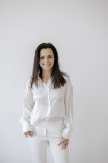 Dark haired woman 35+
