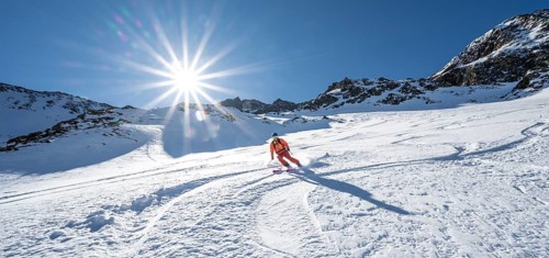 Skiers skiing downhill in Stamser Karle