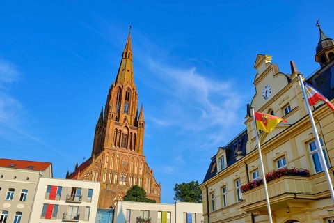 On the market square the reconstruction of the historic town hall and behind it the neo-Gothic Bartholomaeuskirche