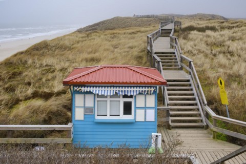 Control hut at the transition to the beach