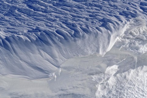 Structured snow cornices in an ice and snow landscape