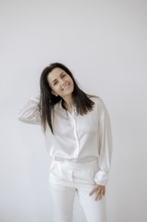 Dark haired woman 35+