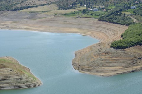 Little water in the Fierza reservoir with dry shore