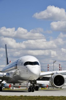 Singapore Airlines aircraft taxiing on taxiway to runway south