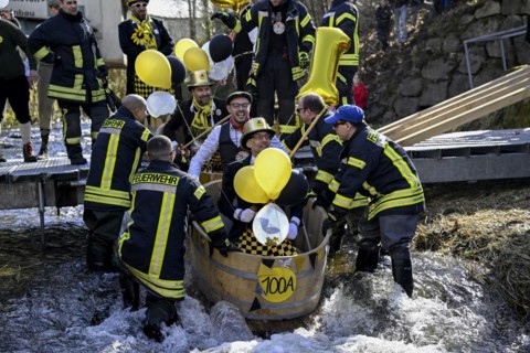 Zuber 100 Jahre Junges Parlament auf dem Fluss Schiltach