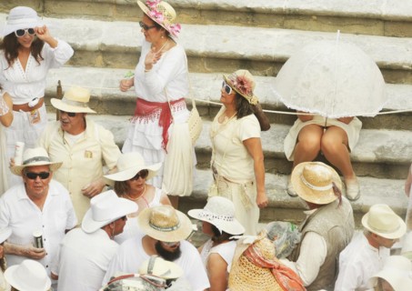 Los Indianos is the central event of the Palmerian Carnival on La Palma and dates back to the return of emigrants from Central America and Cuba. Participants are almost all residents of St. Cruz and t...