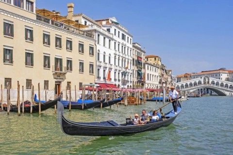 Ponte di Rialto Bridge over the Grand Canal