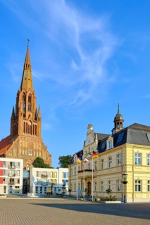 On the market square the reconstruction of the historic town hall and behind it the neo-Gothic Bartholomaeuskirche