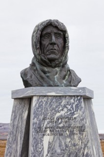 Statue of Roald Amundsen