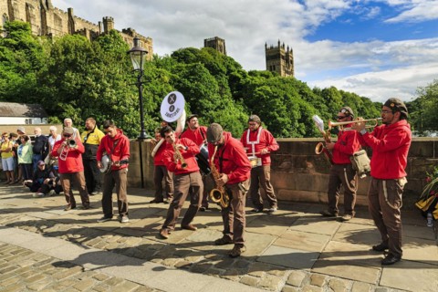 Street musicians and passers-by