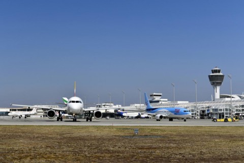 Iberia Airbus with TUIfly Boeing B737-85