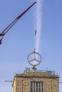 Mercedes star on the station tower is being dismantled. During the approximately 250 million euro refurbishment of the Bonatzbau