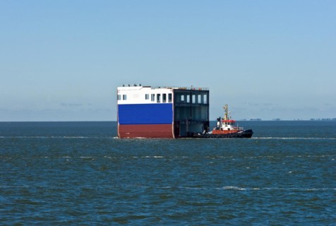 Tugboat with a ship section on the Lower Elbe near Cuxhaven