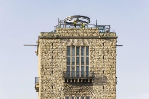 Mercedes star on the station tower is being dismantled. During the approximately 250 million euro refurbishment of the Bonatzbau