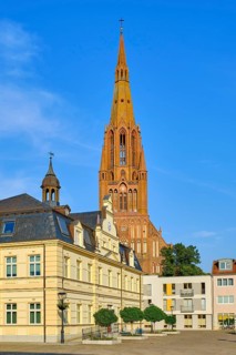 On the market square the reconstruction of the historic town hall and behind it the neo-Gothic Bartholomaeuskirche