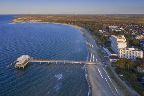 Grand Hotel Seeschloesschen and jetty with restaurant Wolkenlos
