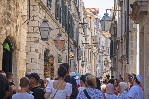 Tourists in the busy narrow alley Ulica od Pu? a