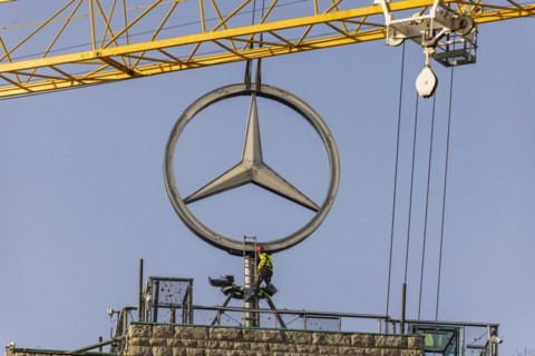 Mercedes star on the station tower is being dismantled. During the approximately 250 million euro refurbishment of the Bonatzbau