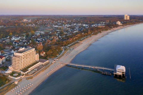 Grand Hotel Seeschloesschen and jetty with restaurant Wolkenlos