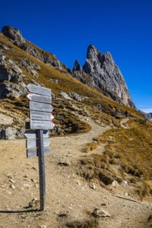 Signpost to theGeisler Group with the Sas Rigais peak, Val Gardena, Dolomites, South Tyrol, Italy, Europe