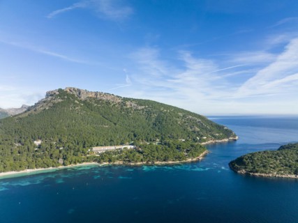 Aerial view of Formentor Peninsula with Formentor Beach, Hotel Royal Hideaway Formentor formerly Hotel Formentor, Cala Pi de la Posada, Illa del Geret Port de Pollenca, Mallorca, Balearic Islands Spai...