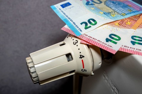 Heating valve with banknotes lying on it