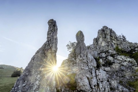 Stone Virgins with Star of the Sun, rock needles in the Eselsburg Valley, landscape of the Swabian Alb near Herbrechtingen, Baden-Wuerttemberg, Germany, Europe