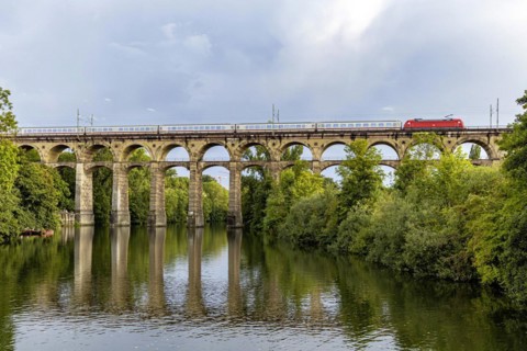 Enz viaduct Bietigheim with InterCity IC of Deutsche Bahn, railway viaduct over the river Enz, Bietigheim-Bissingen, Baden-Wuerttemberg, Germany, Europe