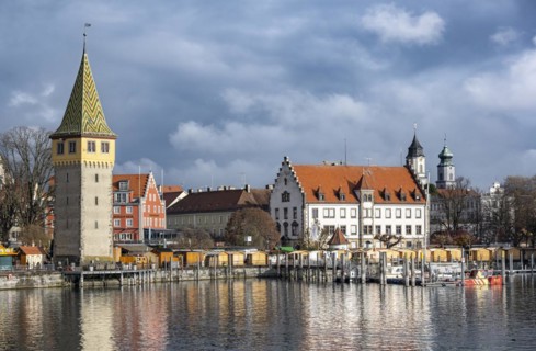 Harbour promenade with Mangturm, reflected in the lake, harbour, Lindau Island, Lake Constance, Bavaria, Germany, Europe