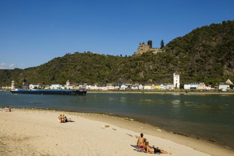 Katz Castle on the Rhine and sandy beach, St. Goarshausen, Upper Middle Rhine Valley, Rhineland-Palatinate, Germany, Europe