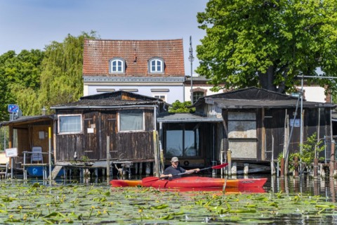 Paddlers in a kayak on the Havel, behind boathouses, Brandenburg an der Havel, Brandenburg, Germany, Europe