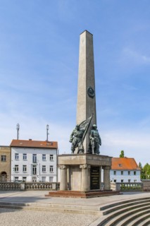 Soviet memorial with bronze figures of Russian soldiers and obelisk, Bandenburg an der Havel, Brandenburg, Germany, Europe