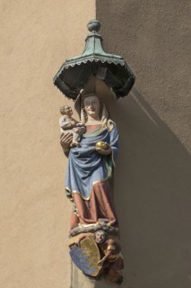 Sculpture of Mary under a canopy, house figure on a residential building, Obstmarkt, Nuremberg, Middle Franconia, Bayerrn, Germany, Europe