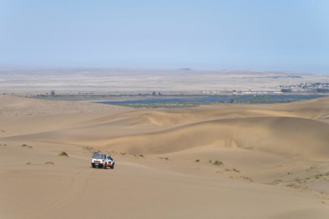Off-road vehicle in sand dunes above the Orange River, also Oranjemund, Sperrgebiet National Park, also Tsau ÇKhaeb National Park, Namibia, Africa