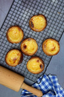 Pastel de Nata, Pasteis de Nata on a cake rack, custard tart, Portuguese speciality