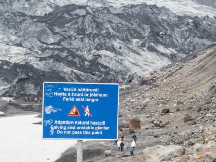 Notice board, warning in glacier area, glacier, glacier lagoon, Solheimajoekull, Solheimajoekull, glacier tongue of Myrdalsjoekull with inclusion of volcanic ash, near Ring Road, Suourland, South Icel...