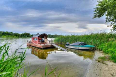 Houseboat anchored in a bay at the Beetzsee, Brandenburg an der Havel, Havelland, Brandenburg, Germany, Europe