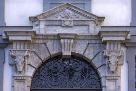 Cattle skull at the entrance portal of the Stadtmetzg, former slaughterhouse, today administration, Augsburg, Bavaria, Germany, Europe