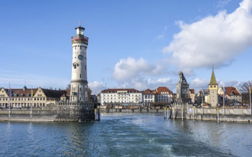 Harbour entrance of Lindau harbour, pier with New Lindau Lighthouse and Bavarian Lion, in the back harbour promenade with Mangturm, Lindau Island, Lake Constance, Bavaria, Germany, Europe