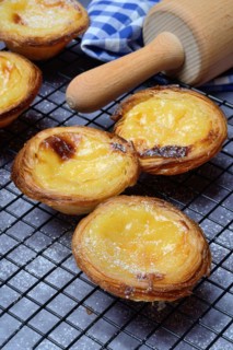 Pastel de Nata, Pasteis de Nata on a cake rack, custard tart, Portuguese speciality