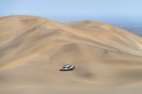 Off-road vehicle in sand dunes above the Orange River, also Oranjemund, Sperrgebiet National Park, also Tsau ÇKhaeb National Park, Namibia, Africa