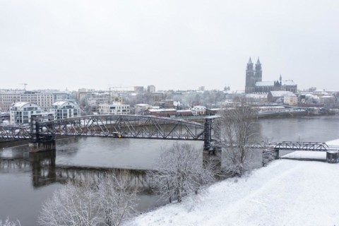 Magdeburg Cathedral in winter, in front of it lift bridge, former railway bridge, Elbe, Magdeburg, Saxony-Anhalt, Germany, Europe