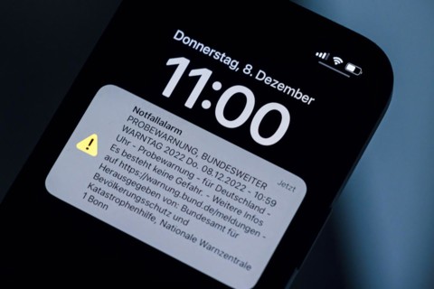 Symbol photo: A message for the Nationwide Warning Day 2022 appears on a smartphone. Emergency alert, trial warning, Nationwide Warning Day 2022 Thu. 08.12.2022, 10:59 hrs, trial warning. Berlin, 08.1...