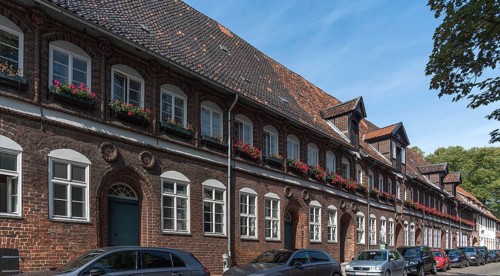 Former dwellings with family coats of arms of the members of the Schutztruppe of the Lueneburg Council, 16th century, Reitende-Diener-Strasse, Lueneburg, Lower Saxony, Germany, Europe