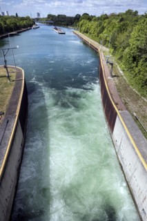 Herne-Ost lock on the Rhine-Herne Canal, freighter in front of entering the lock chamber, here the water draining off to the level of the lower water level, Herne, North Rhine-Westphalia, North Rhine-...