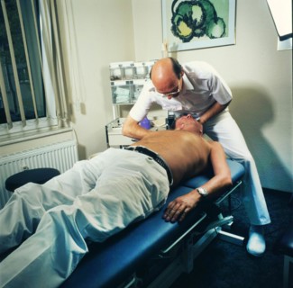 General practitioner in chirotherapy for joint blockages and back pain in 1965-71, DEU, Germany, Europe
