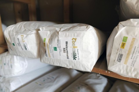 Sale of organic cereals in Ditzingen, 26.08.2022. Packages with milled flour in organic quality., Ditzingen, Baden-Wuerttemberg, Germany, Europe