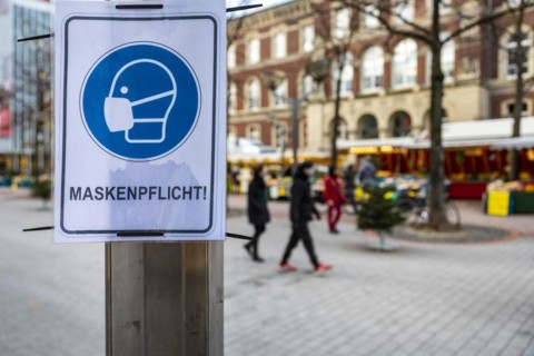 Mandatory masks in Koenigstrasse in the run-up to Christmas during the coronavirus pandemic, in the background the farmers market in Duisburg city centre, Duisburg, North Rhine-Westphalia, Germany, Eu...