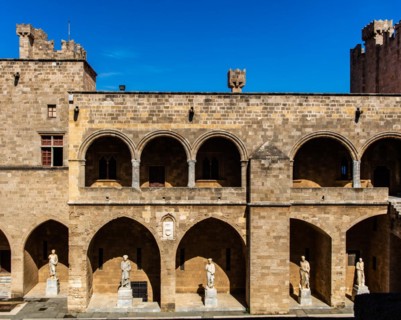 Inner courtyard surrounded by arcades with statues from Hellenistic and Roman times, Grand Masters Palace built in the 14th century by the Johnnite Order, fortress and palace for the Grand Master, UNE...