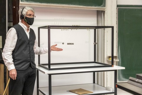 Experiment in a physics online lecture, Dortmund University of Technology, professor, lecture hall, basic studies, TU, studies, campus, Dortmund, North Rhine-Westphalia, Germany, Europe